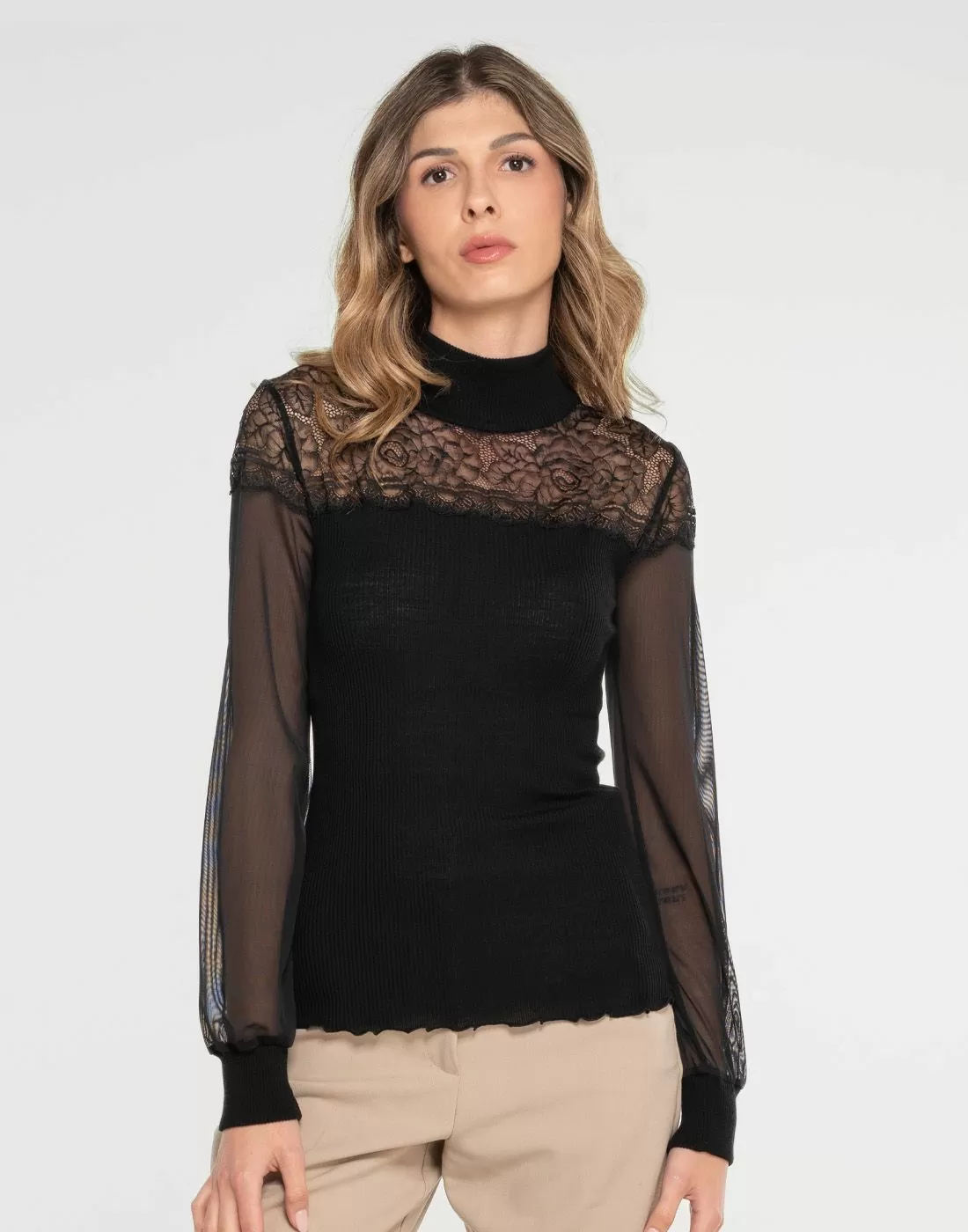 kvinne i svart ull og silke genser med blonder og høy hals