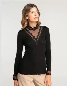 kvinne i svart ull og silke genser med mesh og blondehals