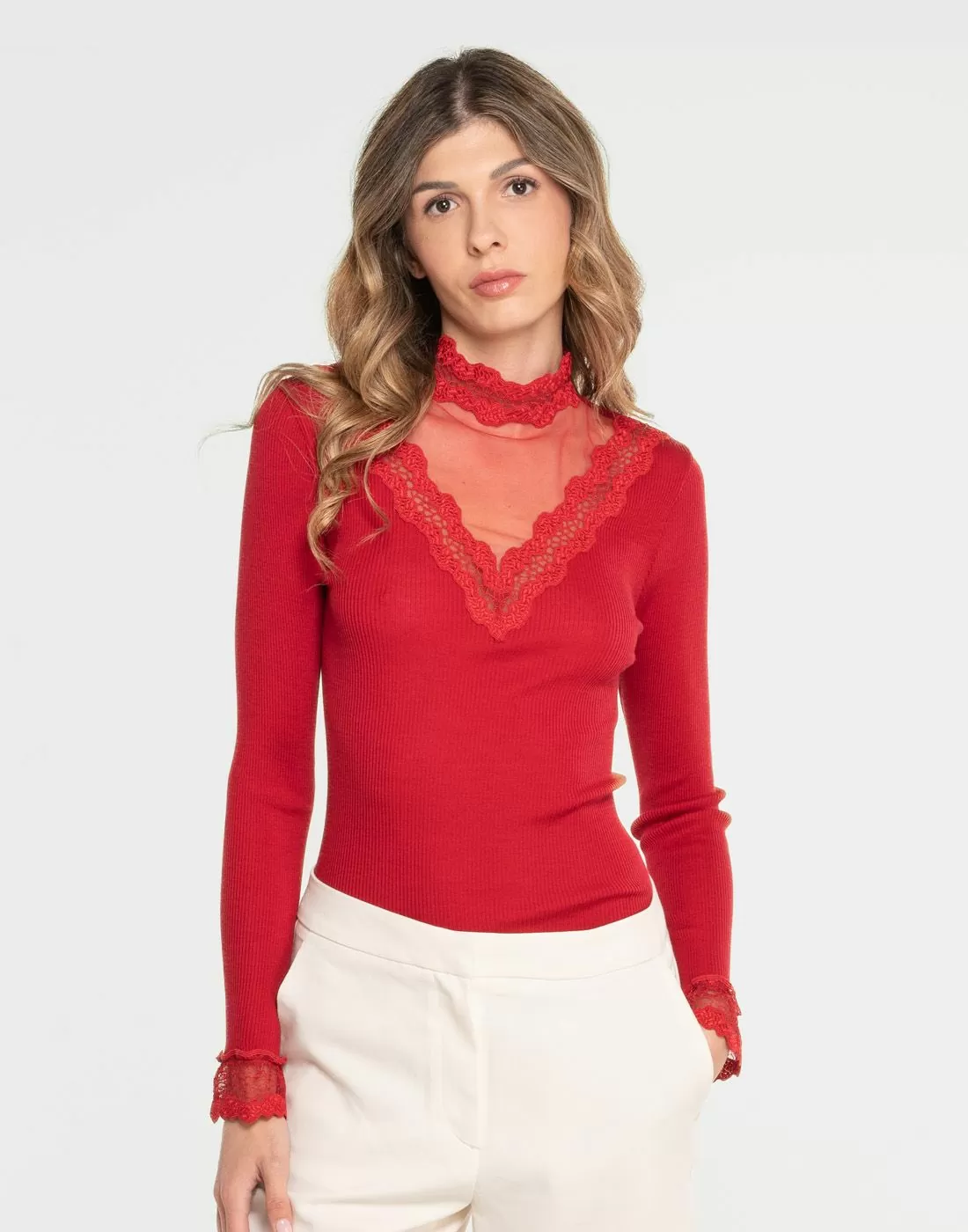 kvinne i rød ull og silke genser med mesh og blonde i halsen