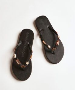 Sorte Banana Moon sandaler på hvitt underlag
