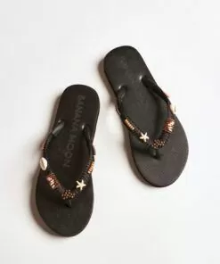 Sorte Banana Moon sandaler på hvitt underlag