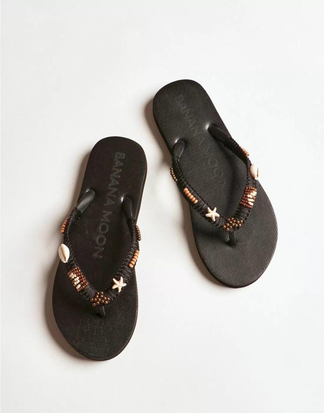 Sorte Banana Moon sandaler på hvitt underlag