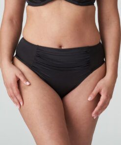 Kvinne med mørk brun high waist bikinitruse
