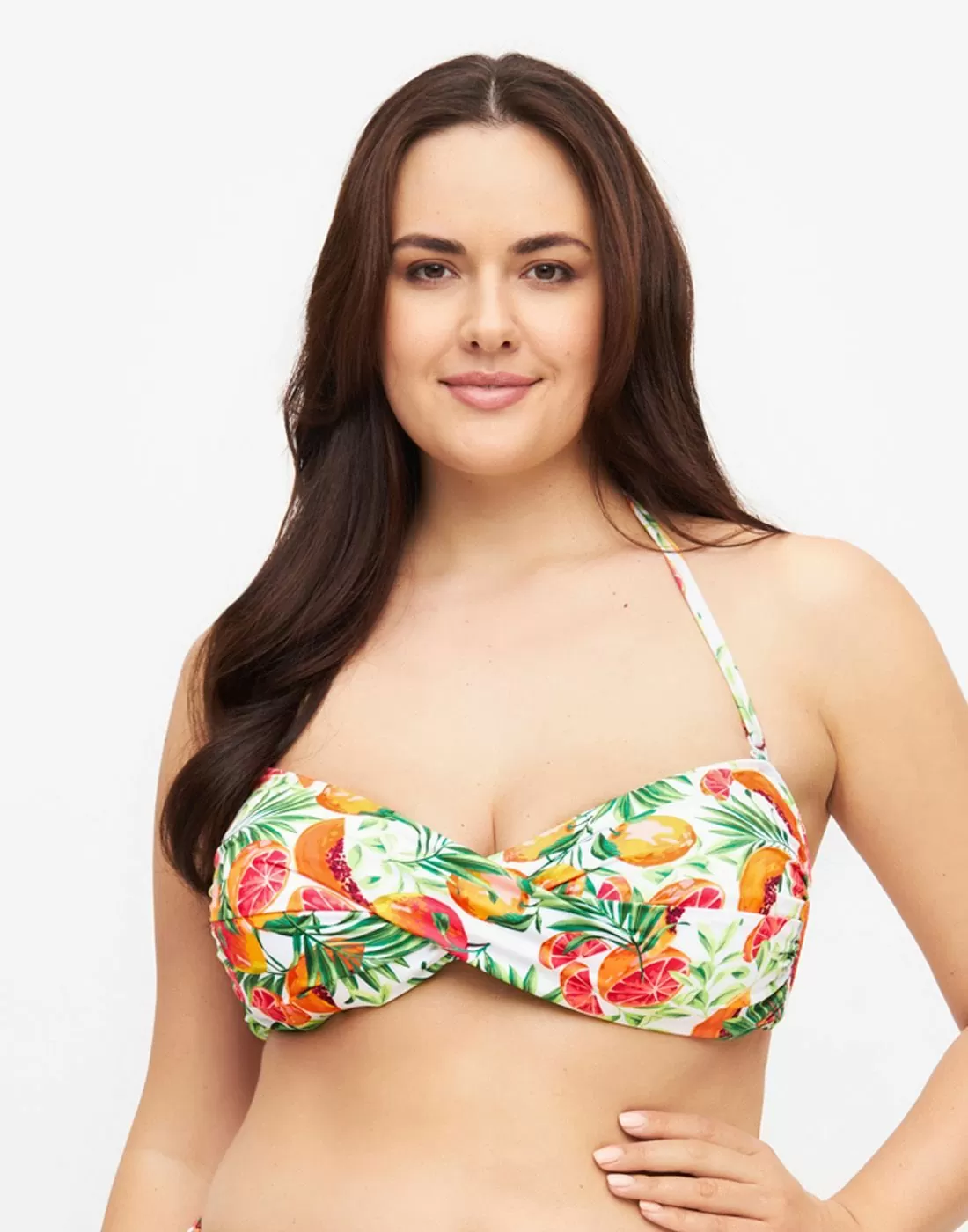 Kvinne med mørkt hår og bikinioverdel