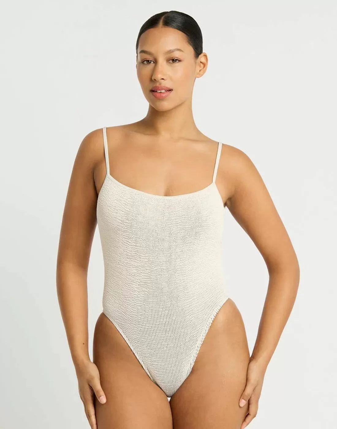 mørk kvinne med hvit badedrakt fra australske bond-eye