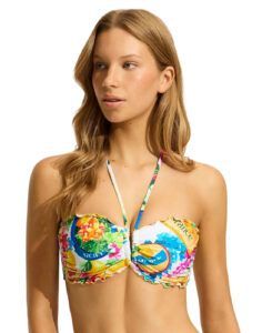 blond jente med overdel i mønster fra Seafolly