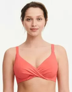 Mørkhåret kvinne i korall farget bikini fra Chantelle