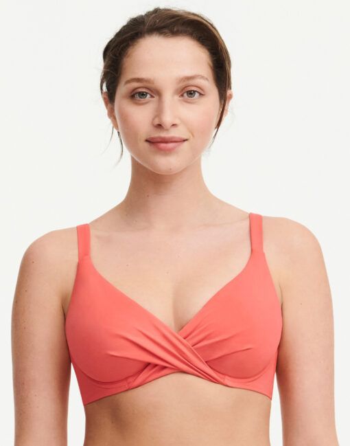 Mørkhåret kvinne i korall farget bikini fra Chantelle