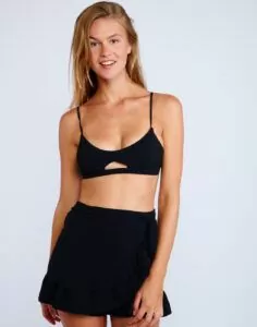 Blond jente i sort bikinitopp og sort skjørt fra Banana Moon