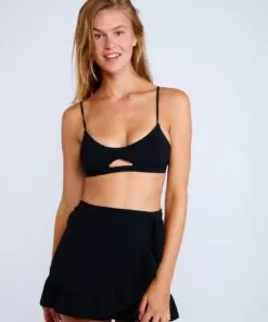 Blond jente i sort bikinitopp og sort skjørt fra Banana Moon