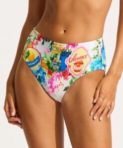 kvinne med high waist bikinitruse i mønster fra Seafolly