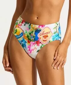 kvinne med high waist bikinitruse i mønster fra Seafolly