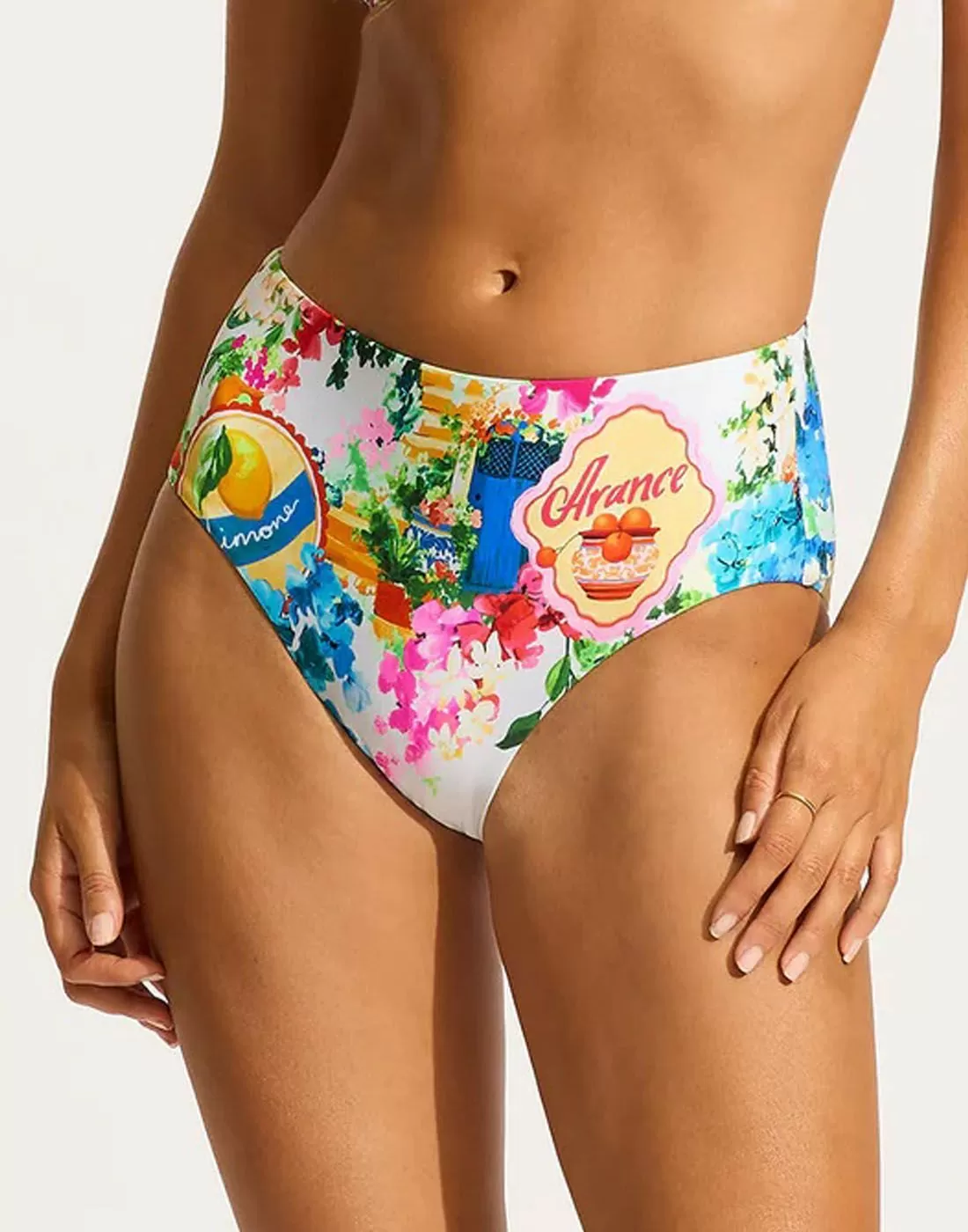 kvinne med high waist bikinitruse i mønster fra Seafolly