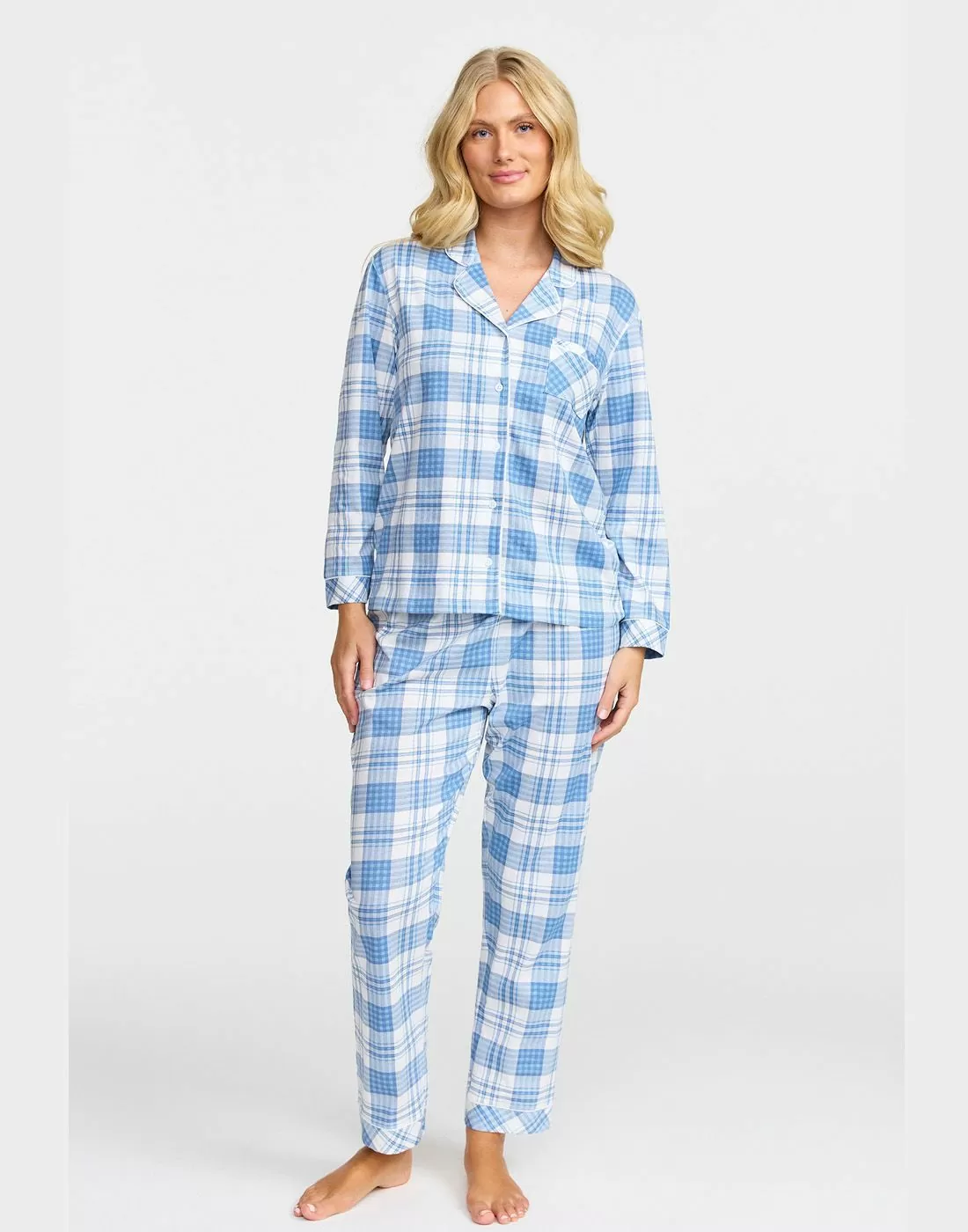 Lyshåret kvinne med blårutete pysjamas