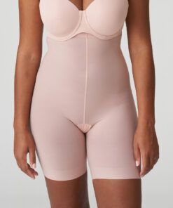 Kvinne med shapewear hold-in shorts