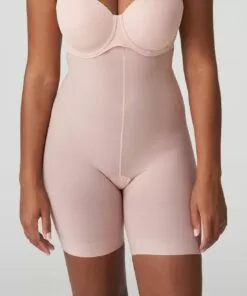 Kvinne med shapewear hold-in shorts