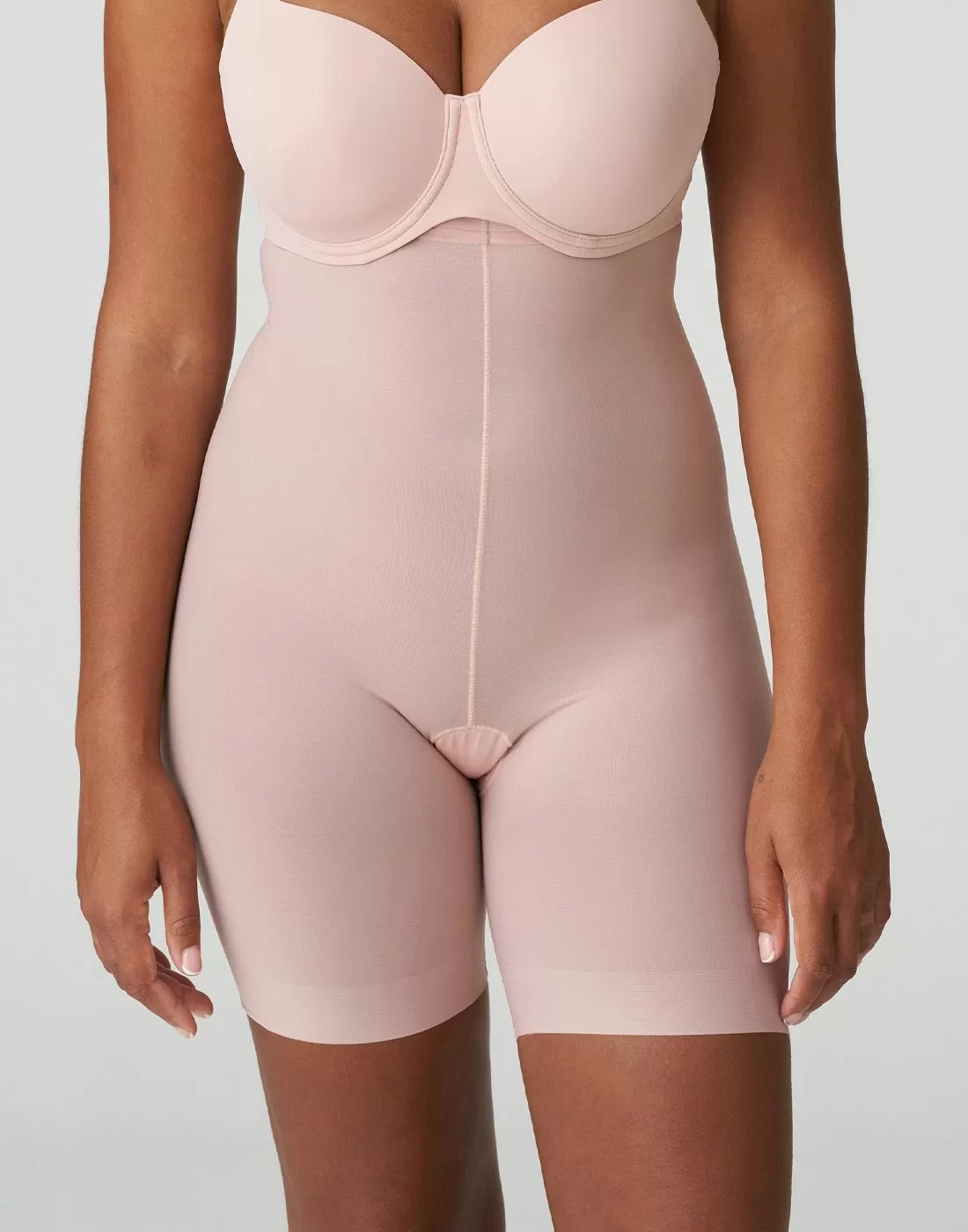 Kvinne med shapewear hold-in shorts