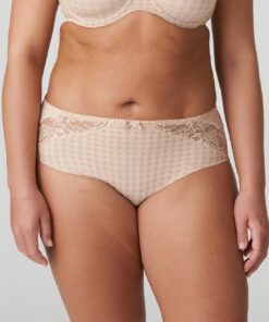 kvinne med high waist truse i beige