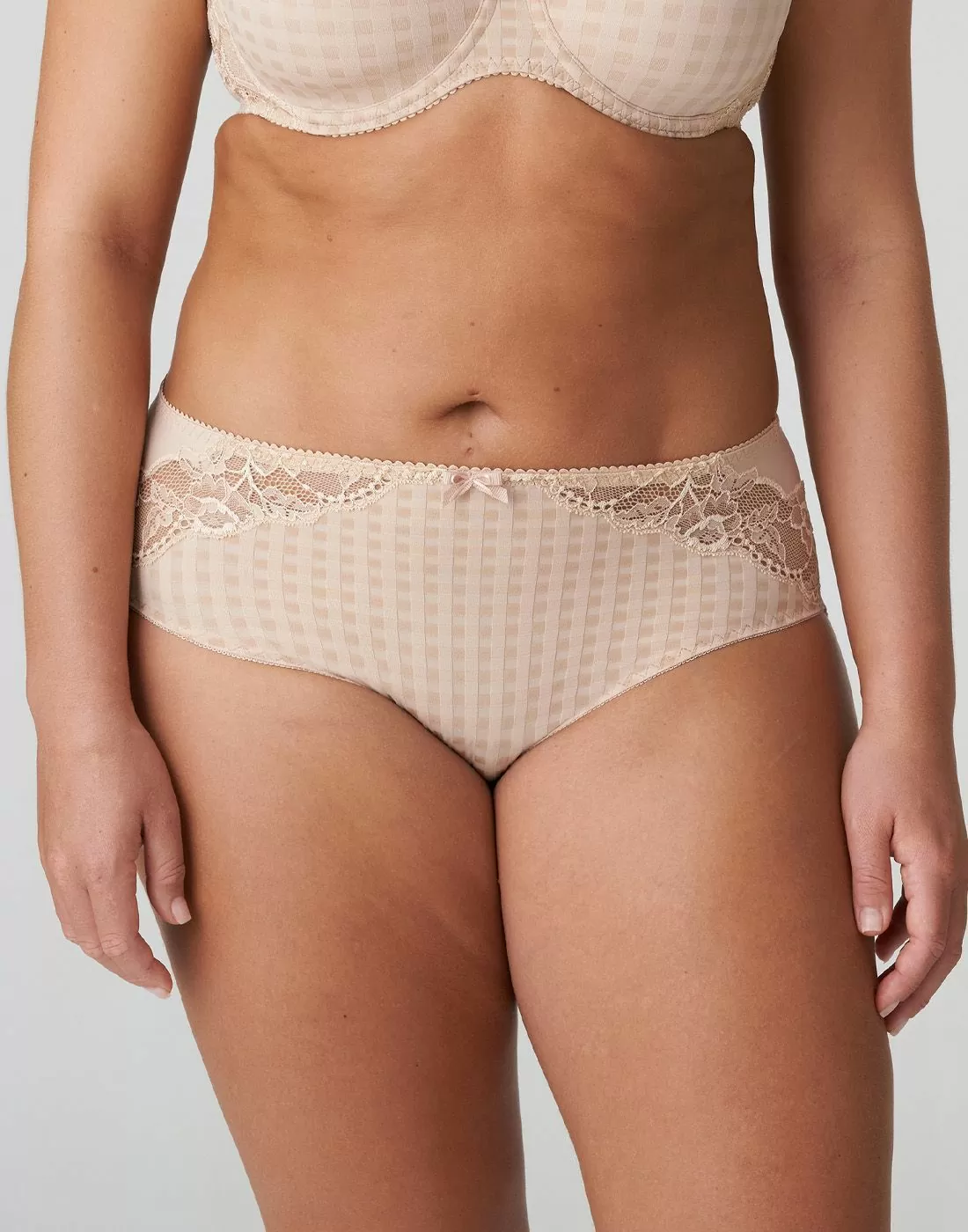 kvinne med high waist truse i beige