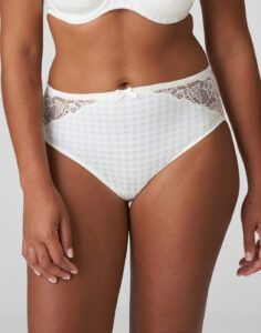kvinne i hvit high waist truse med blonder