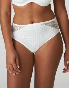 kvinne i hvit high waist truse med blonder