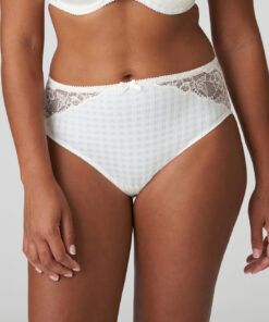 kvinne i hvit high waist truse med blonder