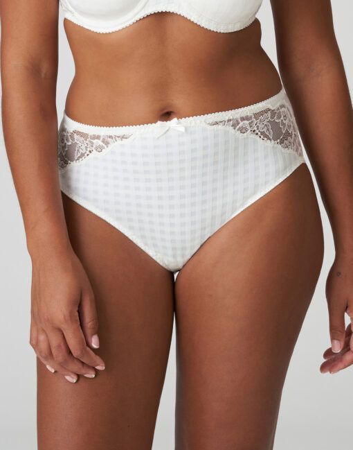kvinne i hvit high waist truse med blonder