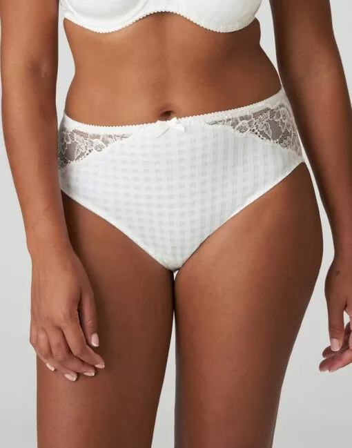 kvinne i hvit high waist truse med blonder