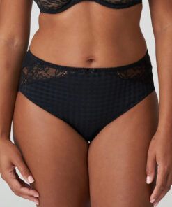 kvinne i svart high waist truse med blonder fra prima donna