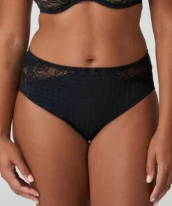 kvinne i svart high waist truse med blonder fra prima donna