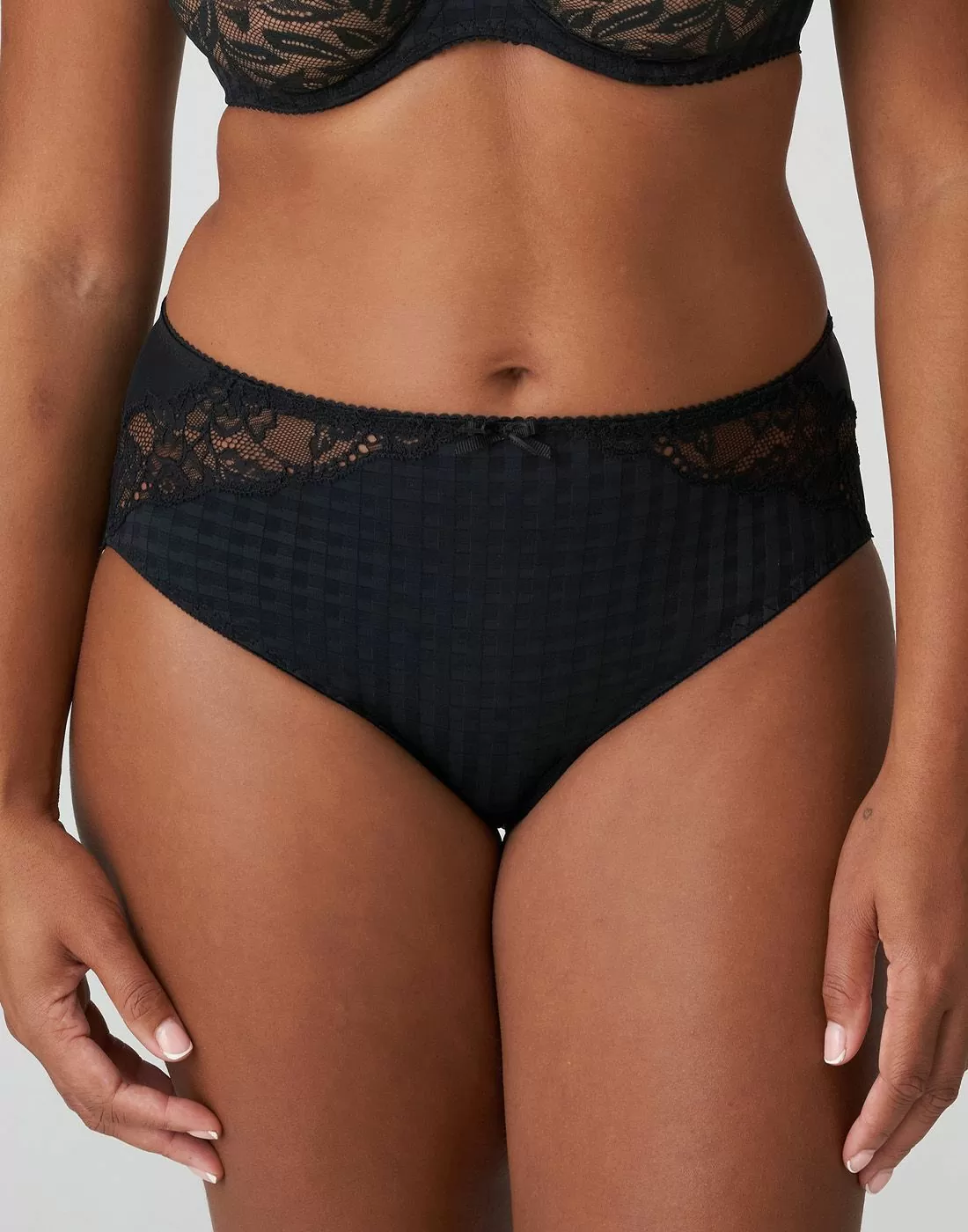 kvinne i svart high waist truse med blonder fra prima donna