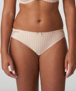 kvinne med beige high waist blondetruse