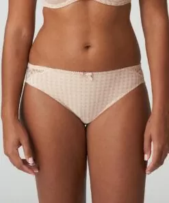 kvinne med beige high waist blondetruse
