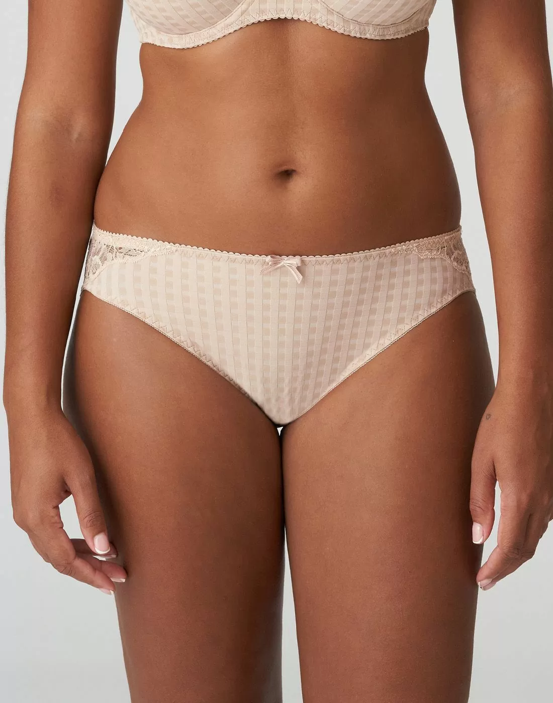 kvinne med beige high waist blondetruse