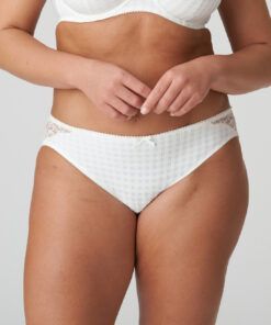 kvinne i hvit high waist blondetruse fra prima donna