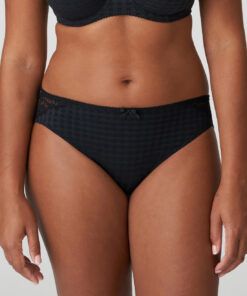 kvinne i svart high waist blondetruse fra prima donna