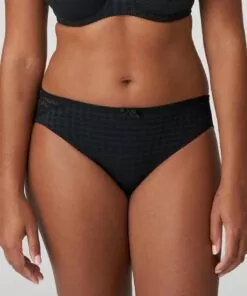 kvinne i svart high waist blondetruse fra prima donna