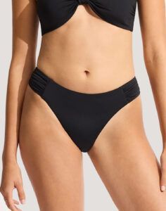 jente i svart bikinitruse fra seafolly