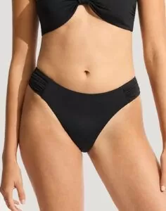 jente i svart bikinitruse fra seafolly