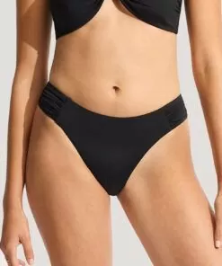 jente i svart bikinitruse fra seafolly
