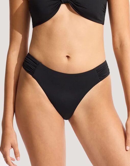 jente i svart bikinitruse fra seafolly