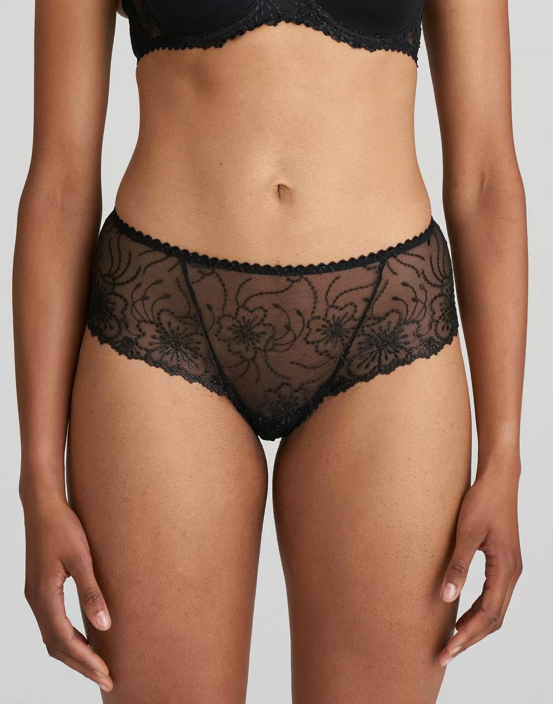 jente i svart blondetruse hipsterstring