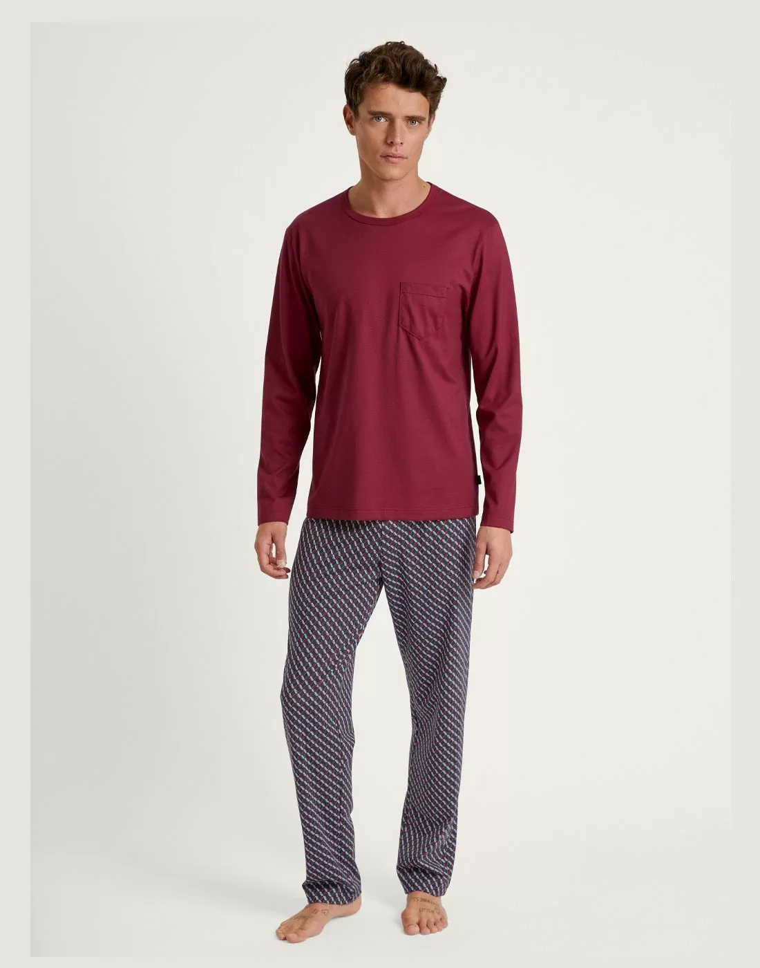 mørk høy mann i burgunder rød pysjgenser og rutete pysjbukse