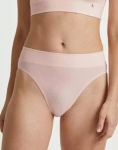 jente i rosa truse fra calida