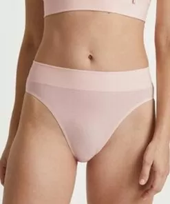 jente i rosa truse fra calida