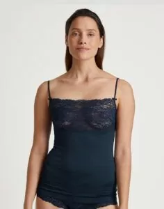 kvinne i blå singlet med blonder