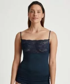 kvinne i blå singlet med blonder