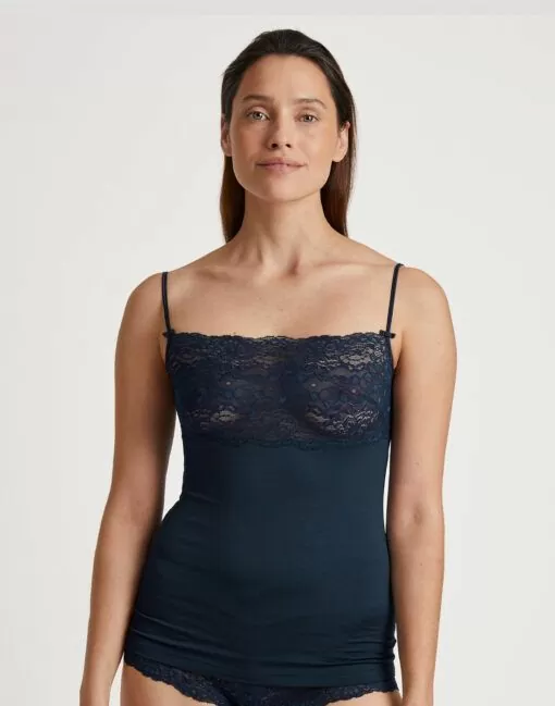 kvinne i blå singlet med blonder