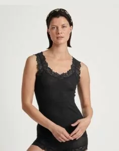 kvinne i svart singlet av ull og silke med blonder