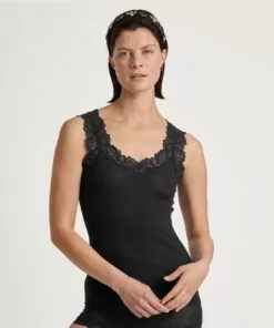 kvinne i svart singlet av ull og silke med blonder